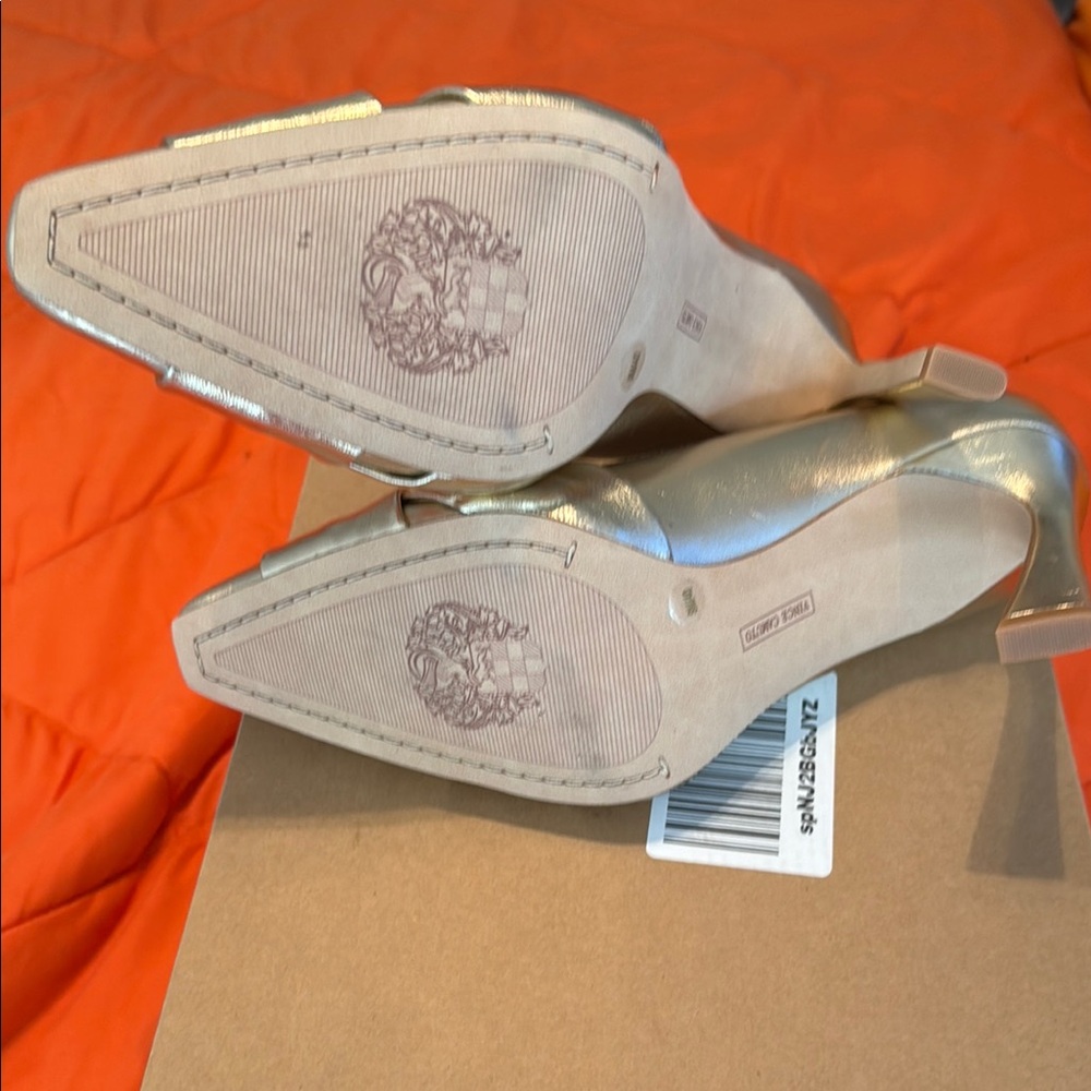 Vince Camuto Gold Heels with Bow Detail - Picture 6 of 16
